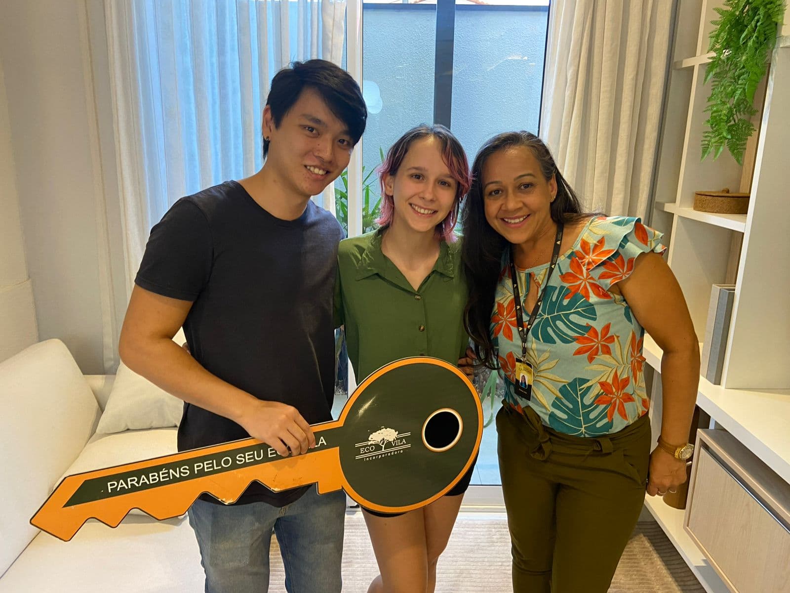 Cliente recebendo a chave no Eco Vila com a corretora Erimar