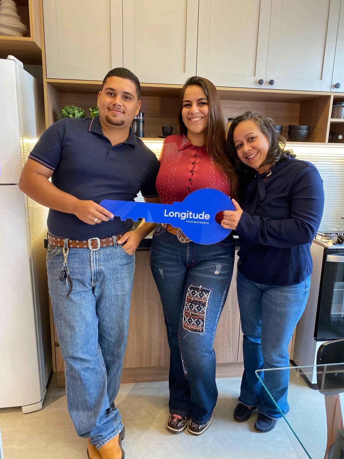 Cliente recebendo a chave no Longitude com a corretora Erimar