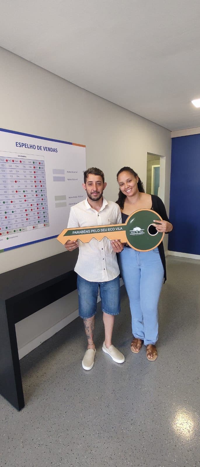 Cliente recebendo a chave no Eco Vila com a corretora Erimar