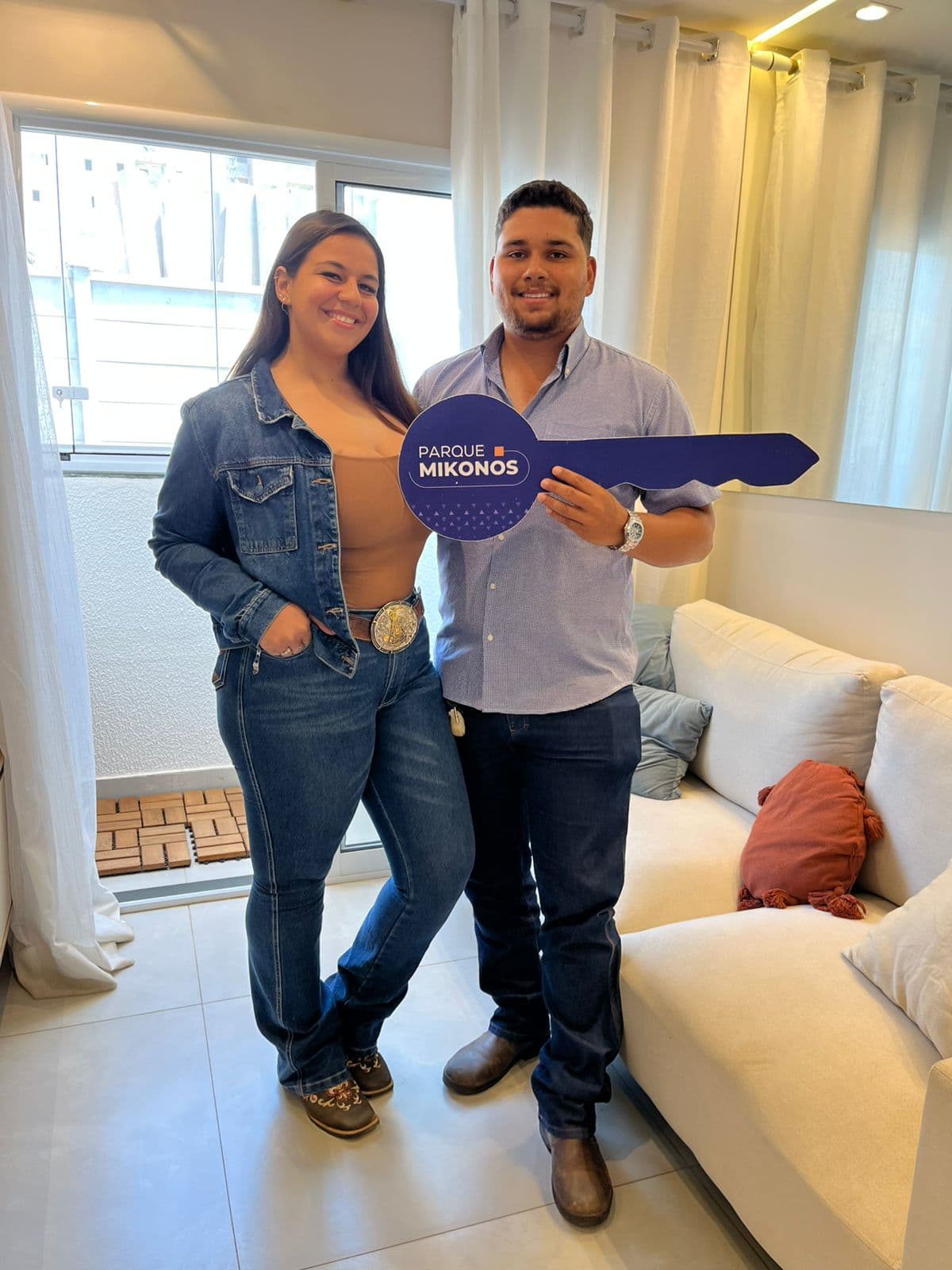 Cliente recebendo a chave no Parque Mikonos com a corretora Erimar